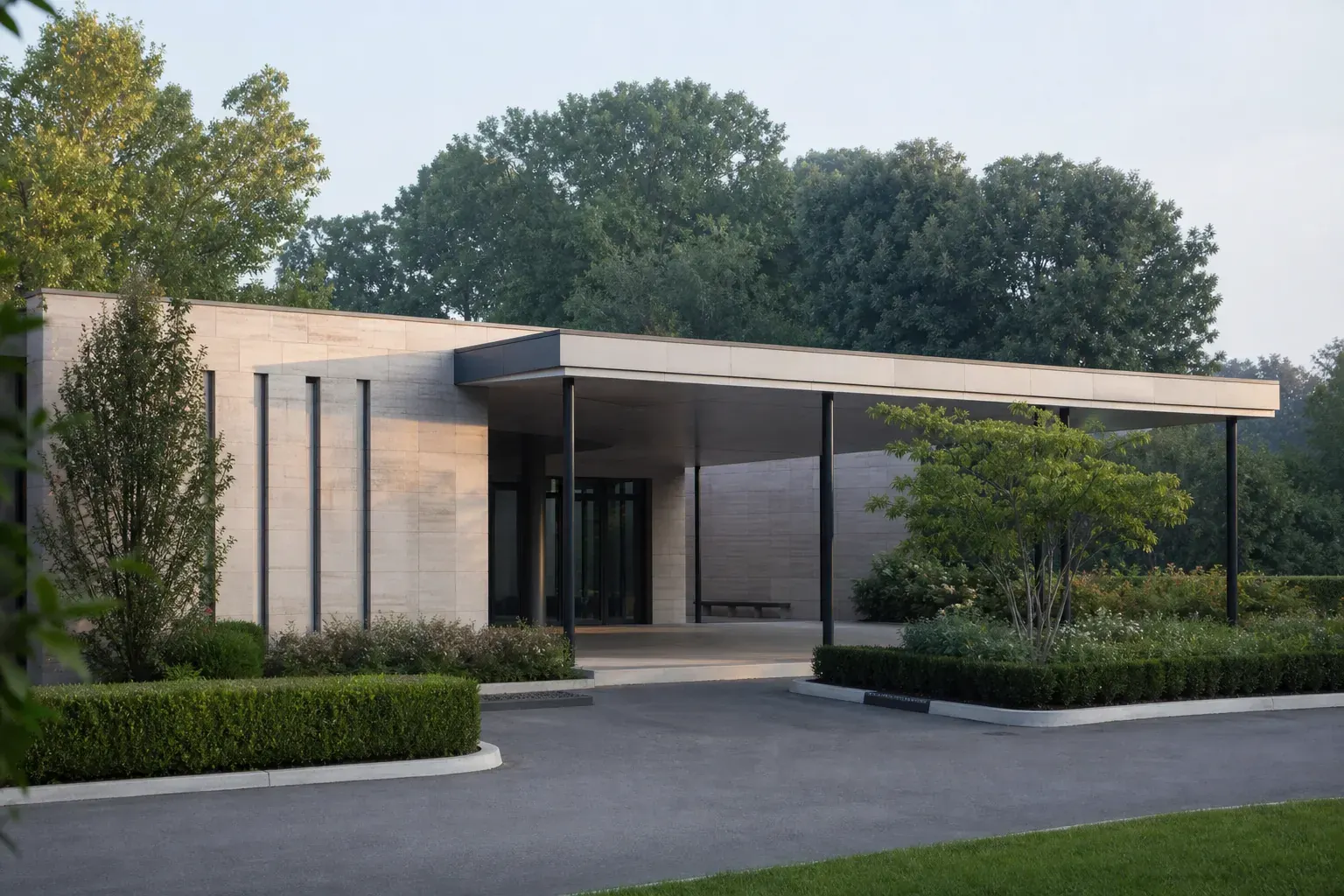 Façade sobre et végétalisée d’un crématorium